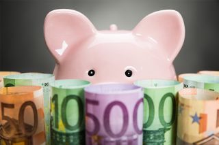 Steuerbefreiung Steuerersparnis Sparen Sparschwein Euroscheine